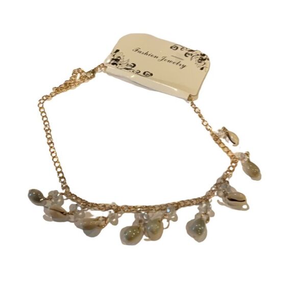 Cute Beachy Shell Necklace - Picture 2 of 3